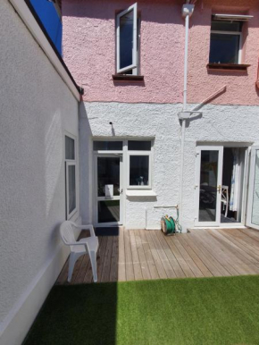 BARBIE HOUSE A Beautiful 2 BEDROOM GROUND FLOOR APARTMENT , Private Large Garden & Decking Area & Private Car Space ,Next Door ,Unlimited Free BALLET & MAKE UP Lessons in our Magnificent studios while